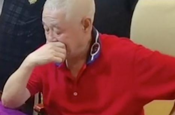 赵本山头发全白显憔悴，身后豪宅装修似会所，肩挂蓝牙耳机很时尚