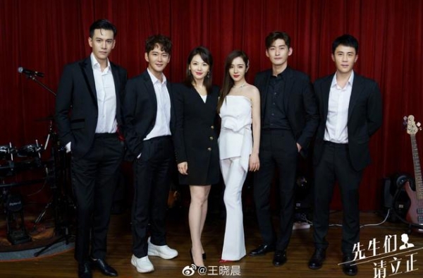王晓晨拍照被排挤？站在那里自成C位，她才是真正的人淡如菊