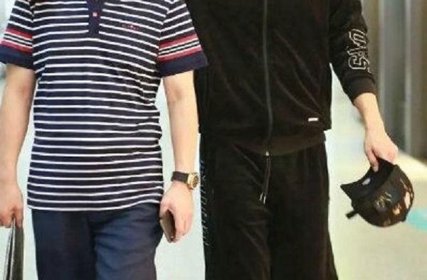 黄子韬爸爸举行追悼会，多位艺人低调现身，黄子韬状态被担忧