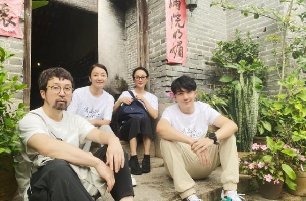 46岁周迅太惊艳，穿真丝衬衫美成“上海贵妇”，戴耳环显好气质