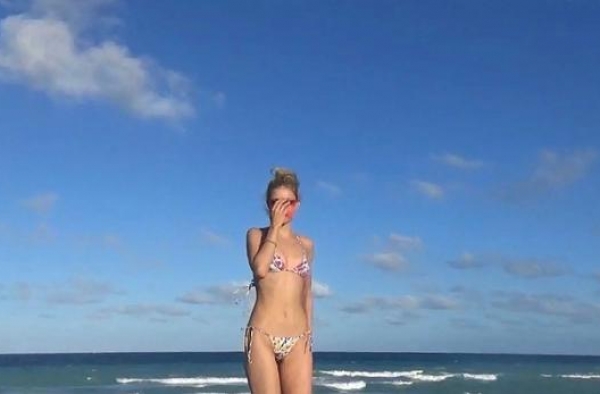 惊艳！贝克汉姆大儿子称赞未婚妻尼古拉身材完美，表示五体投地