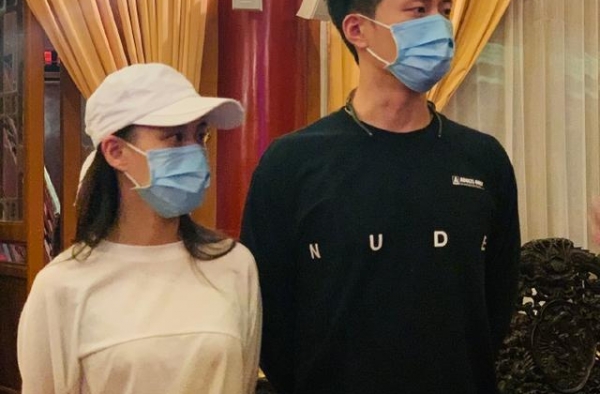窦骁带何超莲回西安老家，网友：不结婚很难收场