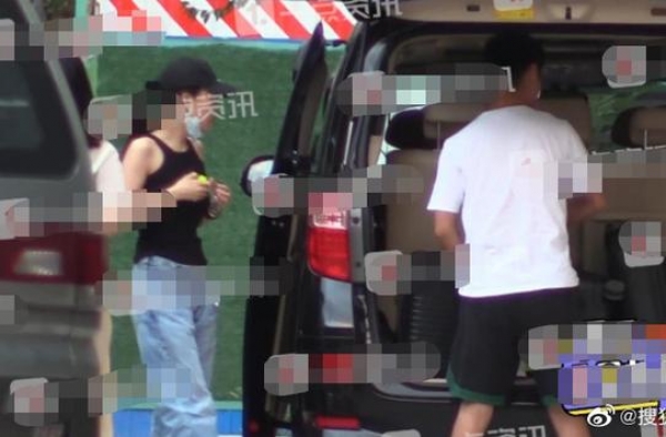 文章新恋情疑曝光，深夜约会美女，崩溃大哭美女一旁急安慰？
