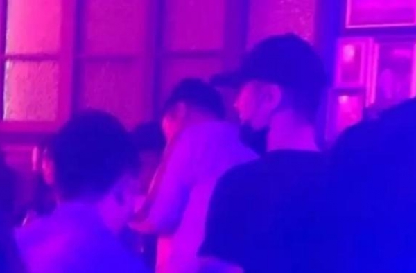 蒋劲夫现身夜店被偶遇，金发美女相伴状态佳，其当下职业令人咋舌