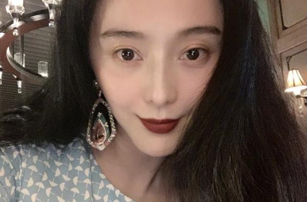 范冰冰39岁生日风格大变：与家人共享蛋糕，特殊耳环疑似有暗示