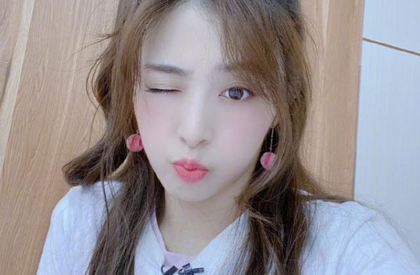 张含韵户外工作被偶遇，路人无美颜抓拍，这生图长相确定31岁？