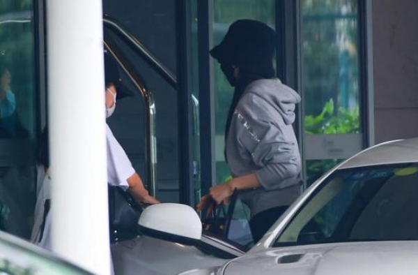 罗晋低调出镜，变身专车司机送唐嫣到机场，二人上演夫妻情深