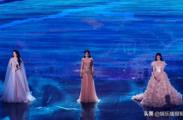 杨颖、李沁、张天爱同台，三人的补妆场面堪称是一场“战火硝烟”