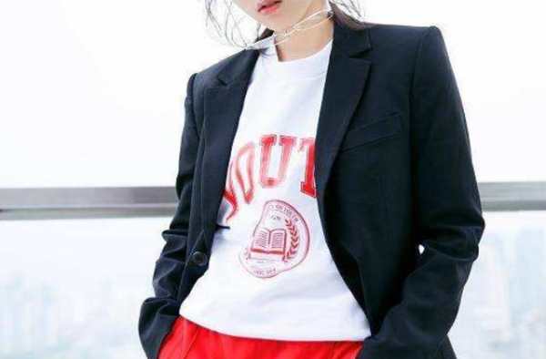 17岁赵今麦受邀到清华园演讲，失去了滤镜，皮肤状态很真实