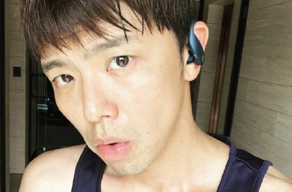 黄鸿升死因被质疑，他曾和杨丞琳穿情侣装，李荣浩六字送别