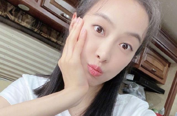宋茜受邀线下活动，主办方直播却没开美颜，这身材是认真的？