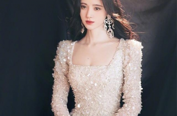当26岁鞠婧祎和41岁秦岚同穿一条裙子，终于见识最高级气质美