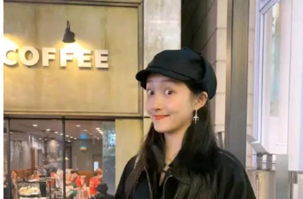 关晓彤生日蹦迪，穿性感超短裙大秀身材，满屏都是大长腿啊