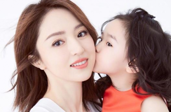 董璇4岁女儿营业拍广告，冷艳模样气场全开，眼神却让人心疼