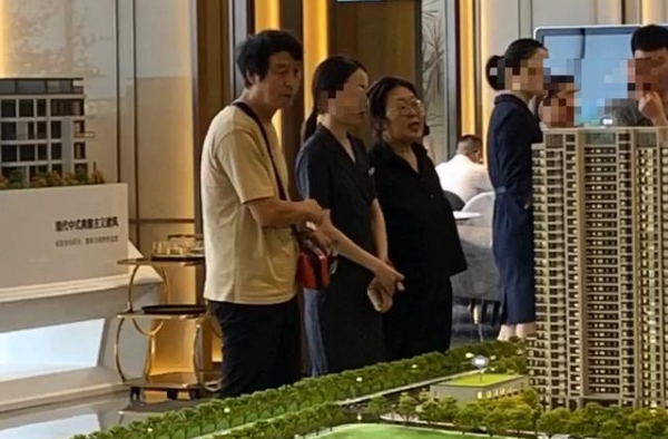 杜海涛爸妈疑似替儿子看婚房，每平均价1万4，难道好事将至？