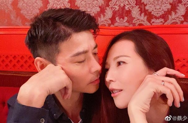 蔡少芬抛下儿女与张晋浪漫庆生 被老公搂怀中深情对视