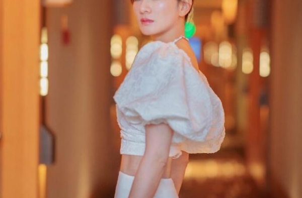44岁黄奕逆生长，穿泡泡袖衣配包臀裙青春减龄，扎丸子头好少女