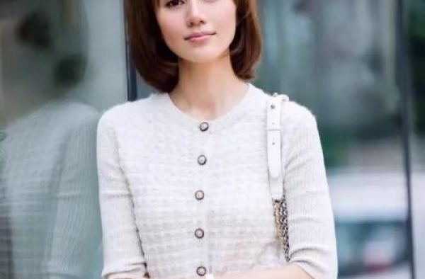 袁泉气质真不俗！“蘑菇头”发型配衬衫牛仔裤，美腿抢镜气质更佳