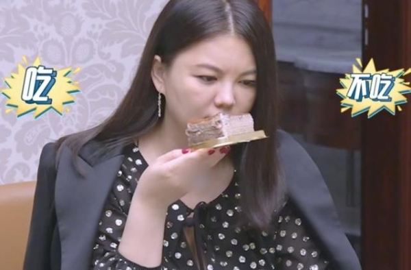 李湘把吃剩的蛋糕给老公，谁注意王岳伦反应？显示出夫妻私下生活