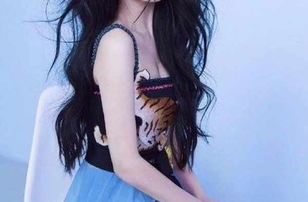 张馨予真心好会穿，一身黑现身机场，走路带风太霸气