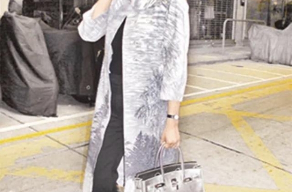 她长相平凡却打败众多女明星赢得千亿富豪青睐，凭什么？