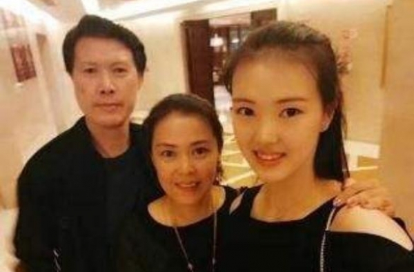 张常宁父母泪崩！气女儿隐瞒伤情偷手术，其父怒怼网友嘴上要积德