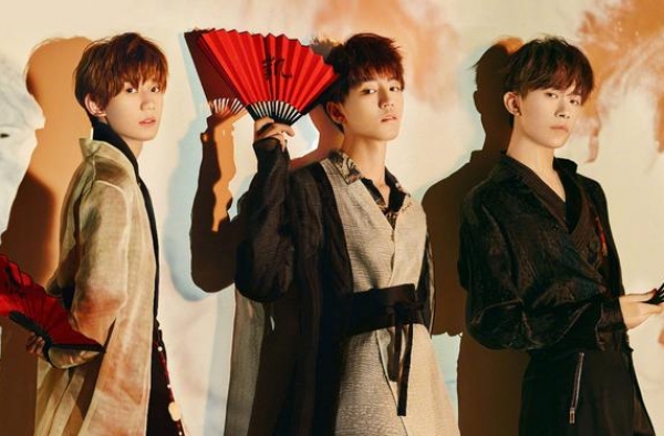 TFBOYS官博点赞网红，为三公主造势？但审美断崖式下跌