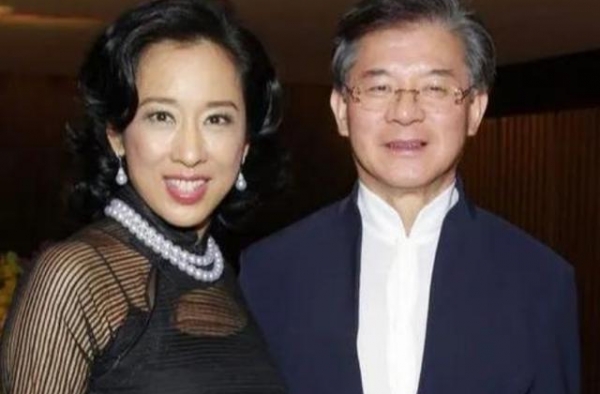 2000年，罗康瑞为娶朱玲玲抛弃发妻，原配的报复手段真是高明