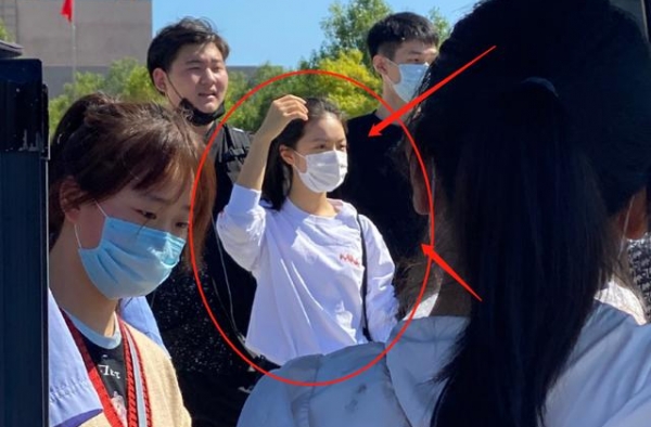 赵今麦中戏报到被偶遇，失去美颜特效，路人镜头下的身材好真实