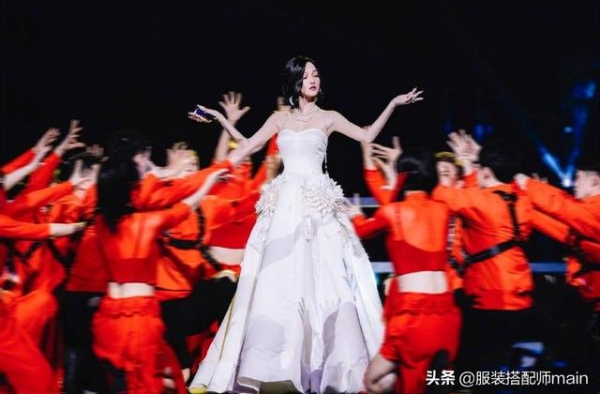 张韶涵私下这么豪？穿2万1外套背2万7书包，看到这竹竿腿我服