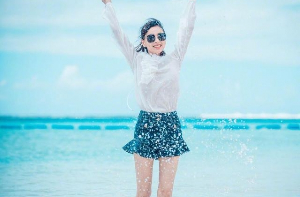 49岁张庭与家人去海边度假，穿白衬衫搭配牛仔短裤，嫩回24岁