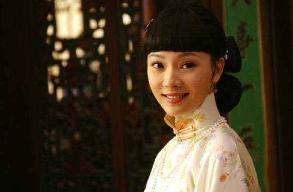 “铁梨花”陈数老公搂女生胸亲头后说是表妹？网友：亲近过头了