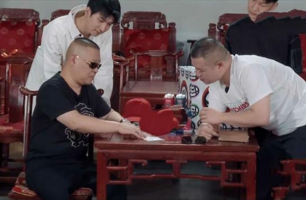 演出服徒弟掏钱，场面话让岳云鹏落泪，郭德纲严师还是苛刻老板？