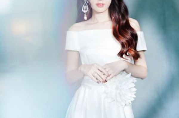 向佐真娶到宝了！36岁郭碧婷穿抹胸裙藏孕肚颜值回春，笑容疲惫