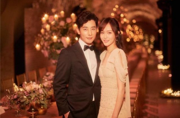 罗晋送妻子上飞机，唐嫣全程都是公主待遇，谁说婚姻是爱情的坟墓