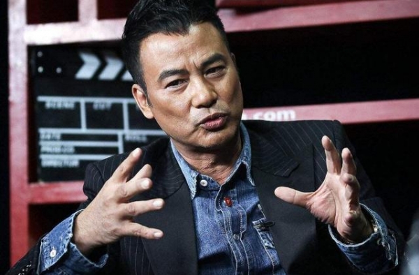 任达华与好友相约路边摊，低调现身路人不识，精神状态不输年轻人