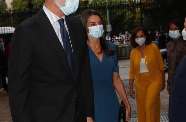 莱后再度旧裙亮相，节俭堪称王室第一人，白丝显眼挡不住年华易逝