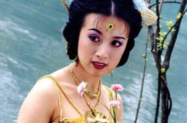 “孔雀公主”金巧巧与儿子亲密动作引热议，豪门婚姻羡煞旁人