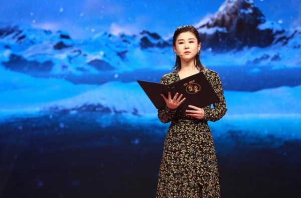 她出演近50部作品，却一直难以走红，但她的丈夫是我们的老熟人