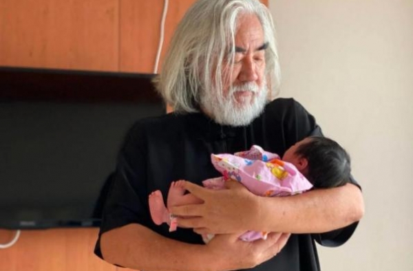 69岁张纪中怀抱小女儿，离婚2次，终成小31岁娇妻的模范丈夫