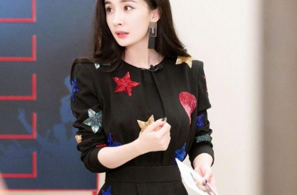 杨幂这身材穿什么不好看呢！这么老气的星星裙，穿出少女感惹人爱