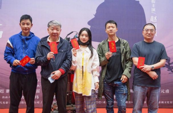赵丽颖素颜出席新剧开机仪式，穿搭失策变路人，精修图脸肿眼泡