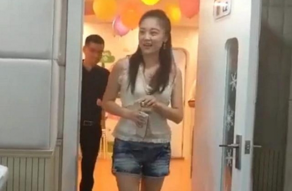 玖月奇迹罕见同框，王小玮看丈夫眼神充满爱意，力破婚变传闻