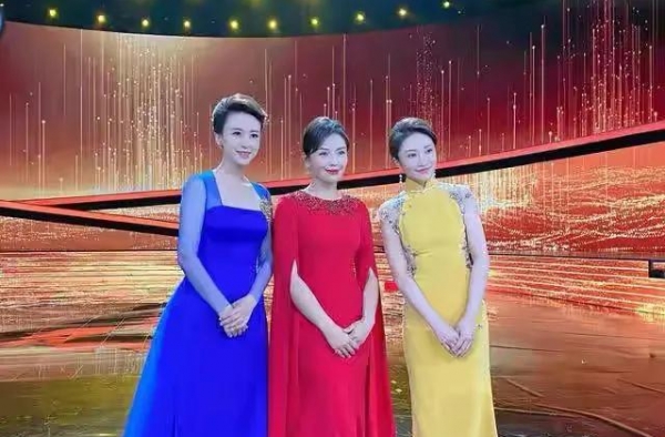 刘涛新剧开机！穿黑色西装戴黑超似大佬，罕与林峯合作太有CP感