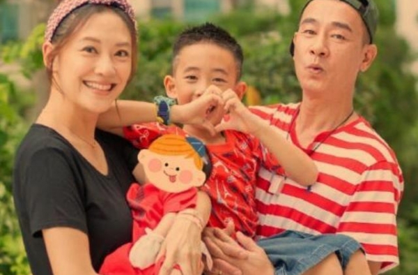 应采儿产后3个月晒近照，推婴儿车身材抢镜，被赞不像生过孩子