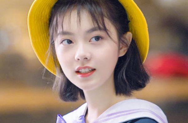 赵今麦素颜去中戏报道，脱离了十级美颜后，真实颜值展露无遗