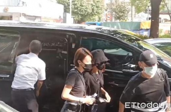 峮峮坚持连续3天到灵堂陪小鬼身边！友人心疼：她不好走出来
