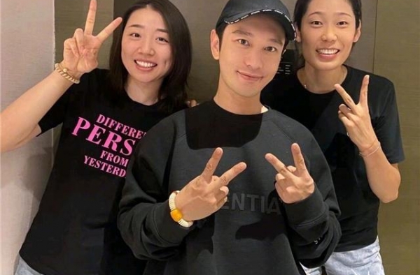 2米朱婷有涵养！为让1米8黄晓明不显矮，合影学林志玲做一举动