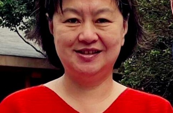 54岁主持人鞠萍素颜照被曝光，脸部浮肿显老气，和妆后判若两人