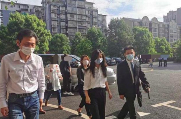 谭松韵一身素色现身庭审现场，低头不语大步走，表情凝重令人心疼